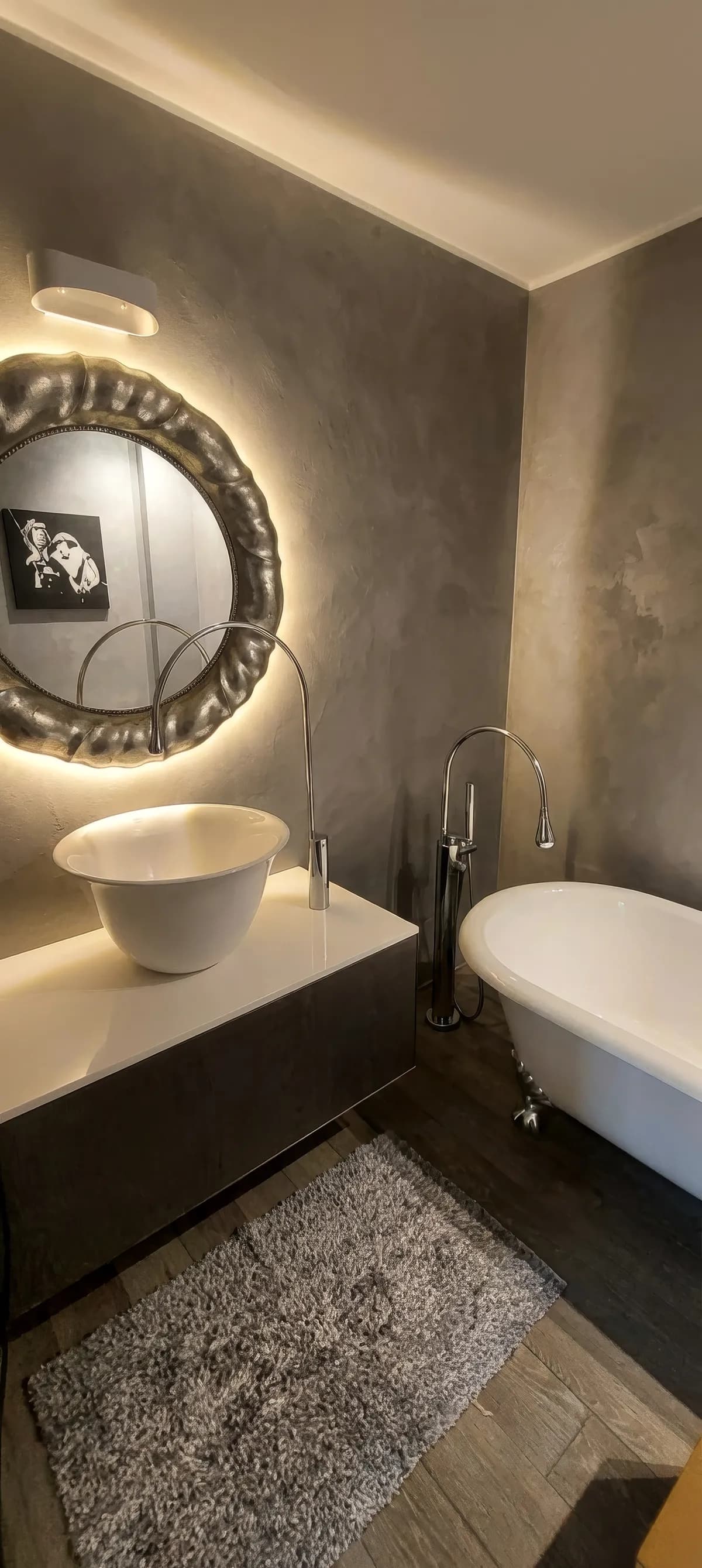 Bagno design con rivestimento in microcemento