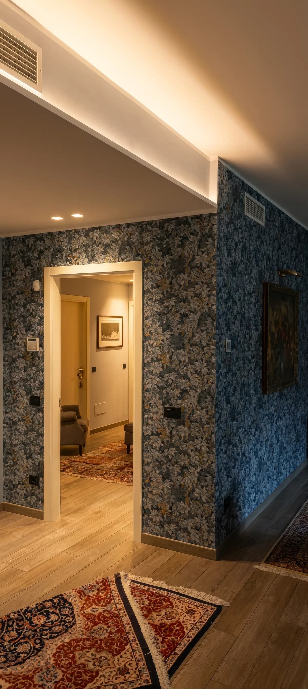 Corridoio con carta da parati floreale