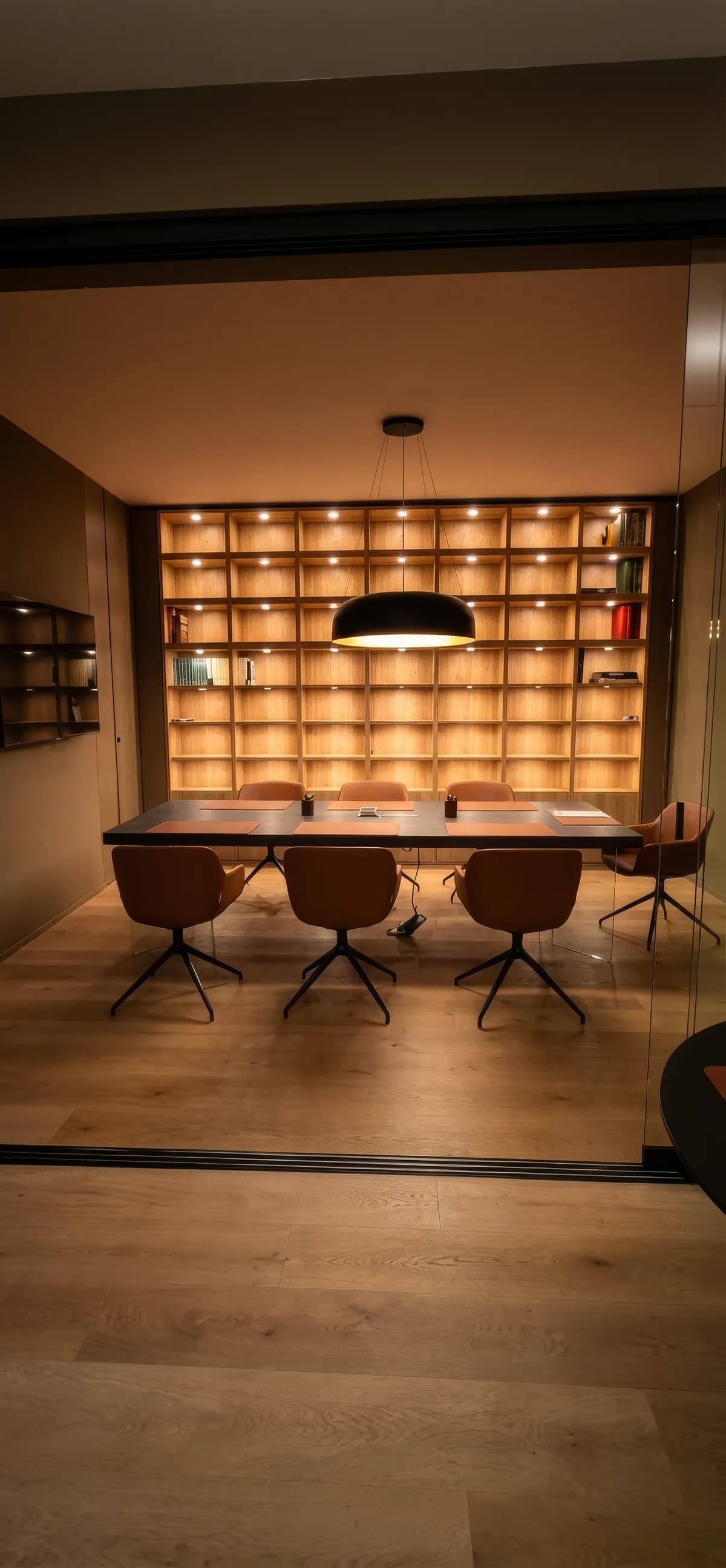 Sala riunioni con libreria a parete in legno