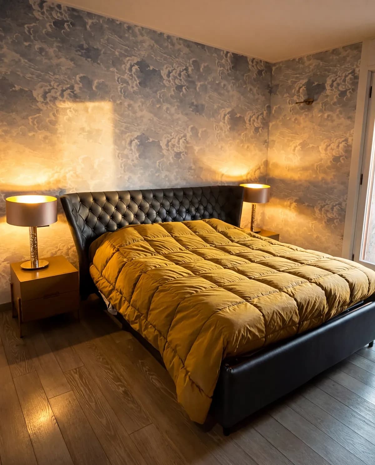 Camera da letto con carta da parati Fornasetti